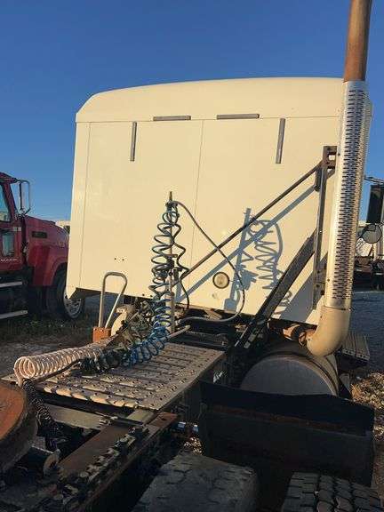 2008 Mack CHU613 showing 566,424 mi, 15,328 hrs- runs