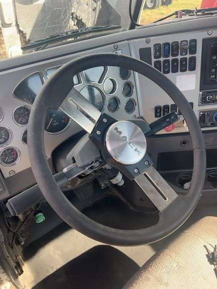 2013 Mack CXU613 showing 376,107 mi, 8,830 hrs - doesn’t run