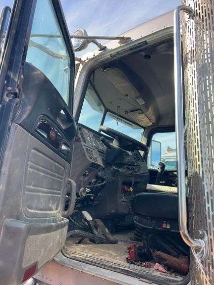 2015 Peterbilt 389 showing 20,400 mi, hrs unknown - doesn't run