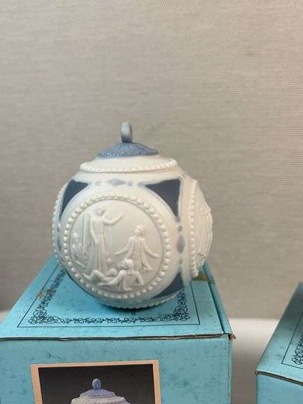 1988 LLADRO BELL AND ORNAMENT