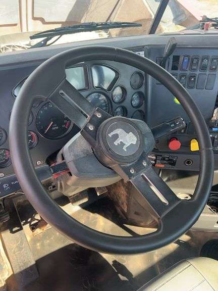 2015 Mack CHU613 showing 43,870 mi, 6,916 hrs - runs