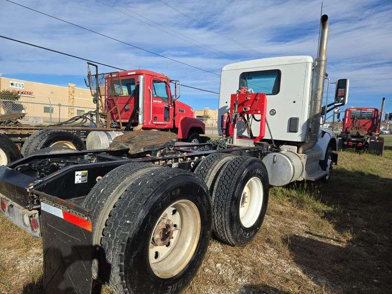 2015 Peterbilt 567 showing 31,476 mi, 7,804 hrs - runs