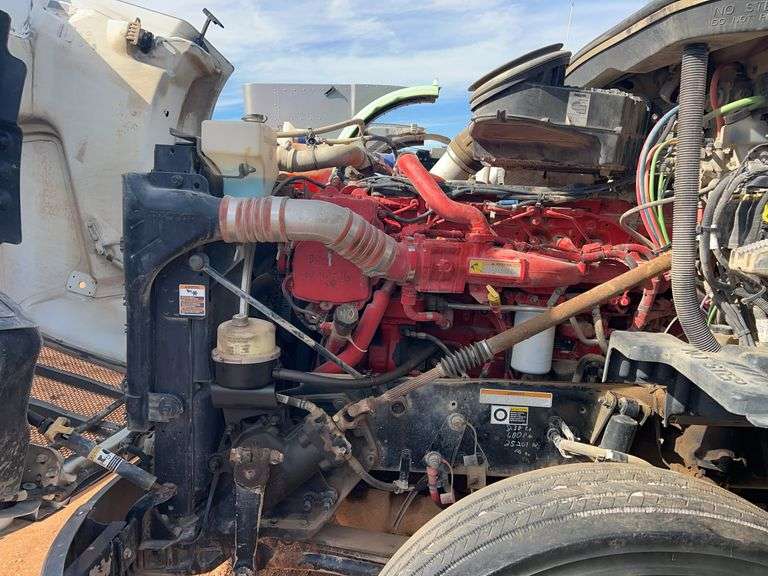 2015 Peterbilt 579 showing 500,775 mi, 26,318 hrs - doesn't run