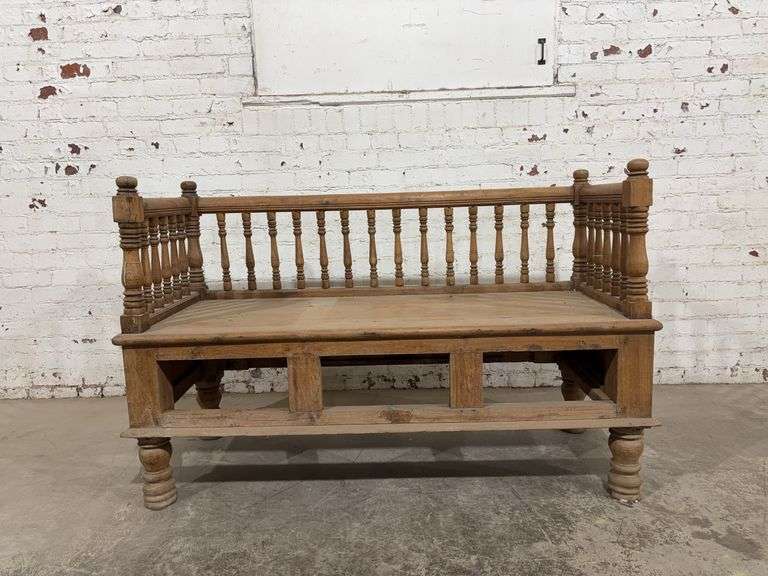 Spindle daybed bench