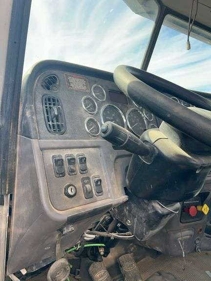 2015 Peterbilt 389 showing 20,400 mi, hrs unknown - doesn't run