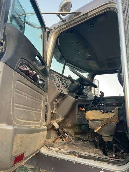 2015 Peterbilt 389 showing 53,258 mi, 8,978 hrs- runs