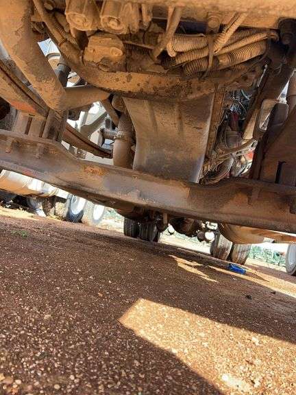 2015 Peterbilt 389 showing 20,400 mi, hrs unknown - doesn't run