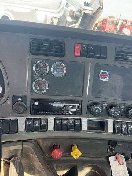 2018 Kenworth T880 showing 26,719 mi, hrs unknown - doesn't run