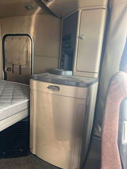 2015 Peterbilt 579 showing 465,411 mi, 24,008 hrs- runs