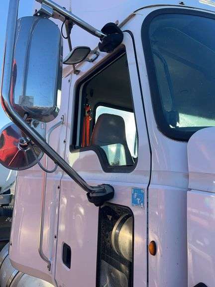 2013 Mack CXU613 showing 402,711 mi, 8,428 hrs- doesn't run