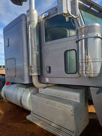 2014 Peterbilt 388 showing 425,273 mi, hrs unknown - doesn't run