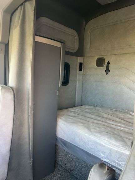 2013 Mack CXU613 showing 438,785 mi, 141,133 hrs- runs