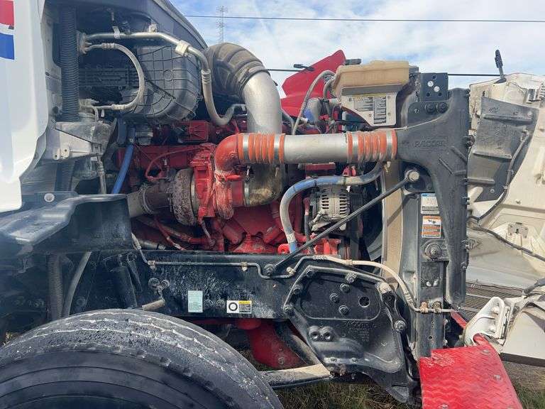 2015 Peterbilt 567 showing 31,476 mi, 7,804 hrs - runs