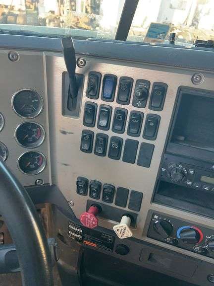 2008 Mack CXU613 showing 559,053 mi, 14,786 hrs- runs