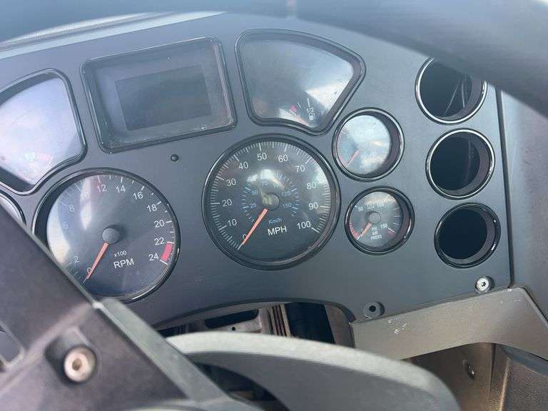 2008 Mack CHU613 showing 61,447 mi, 15,684 hrs - runs