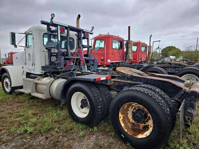 2002 Peterbilt Winch Truck 379 showing 6,294mi, hrs unkown- runs