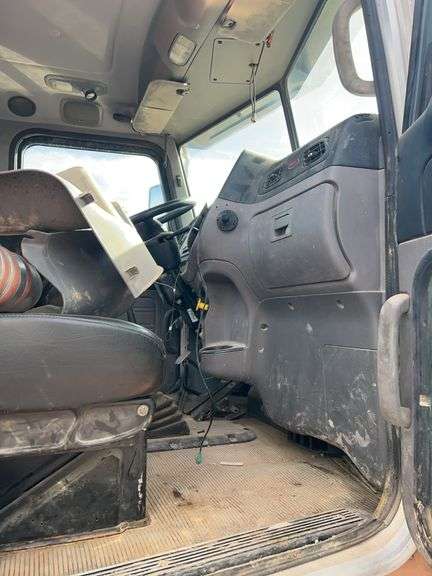 2015 Peterbilt 389 showing 20,400 mi, hrs unknown - doesn't run