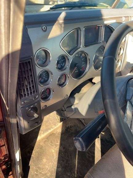 2011 Mack CHU613 showing 558,544 mi, 16,894 hrs- runs