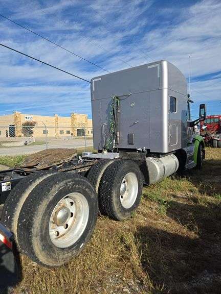 2015 Peterbilt 579 showing 465,411 mi, 24,008 hrs- runs