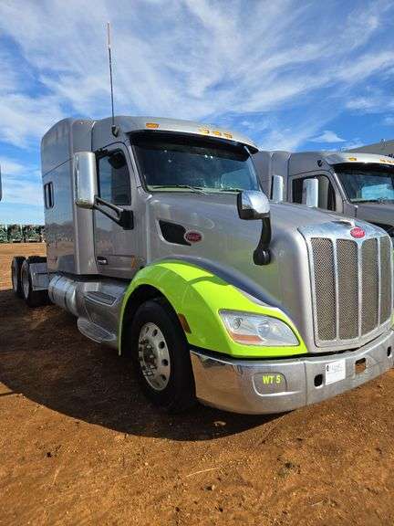 2015 Peterbilt 579 showing 453,390 mi, 22,671 hrs - runs
