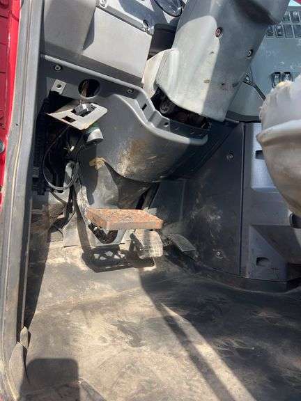 2008 Mack CHU613 showing 50,530 mi, 12,375 hrs- runs