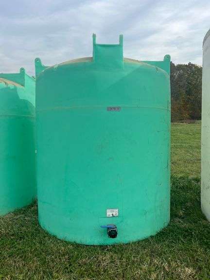 2,550 GALLON POLY TANK