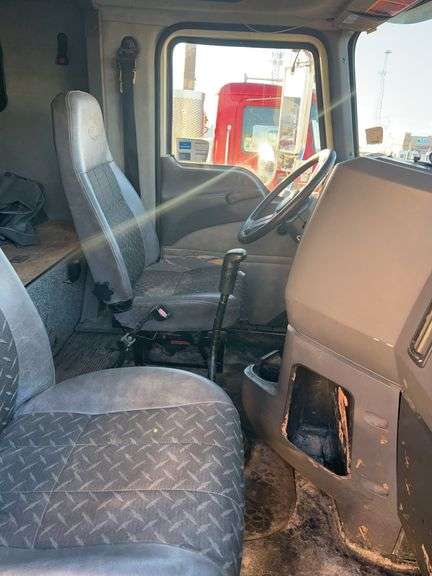 2008 Mack CHU613 showing 566,424 mi, 15,328 hrs- runs