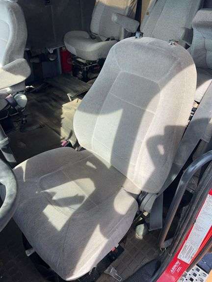 2003 Volvo showing 862,463 & 82,463 mi, 3,909 hrs - doesn't run