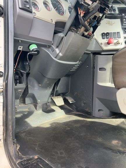 2012 Mack CXU613 showing 701,487 mi, 15,325 hrs - runs