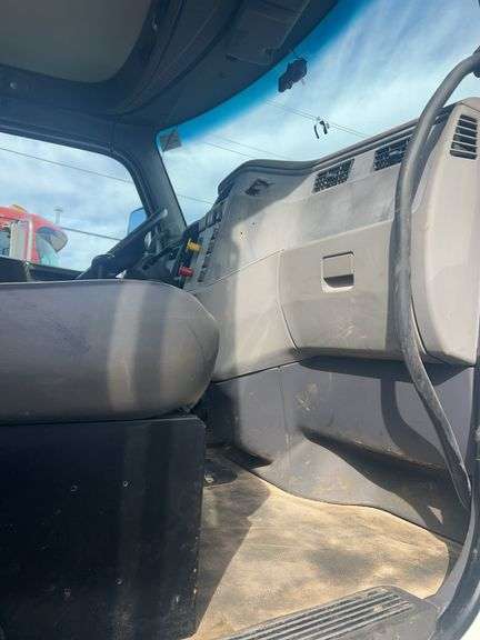 2015 Peterbilt 567 showing 31,476 mi, 7,804 hrs - runs