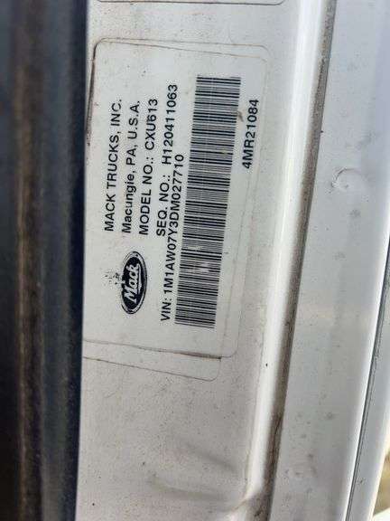 2013 Mack CXU613 showing 376,107 mi, 8,830 hrs - doesn’t run