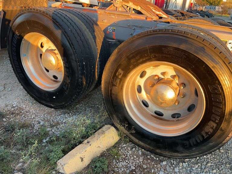 2015 Peterbilt 389 showing 53,258 mi, 8,978 hrs- runs