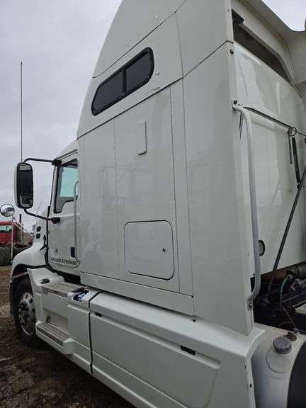 2014 Mack CXU613 showing 573,964 mi, 13,880 hrs - runs