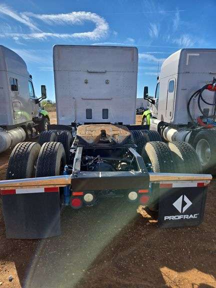 2015 Peterbilt 579 showing 453,390 mi, 22,671 hrs - runs