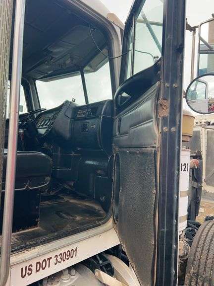 2002 Peterbilt Winch Truck 379 showing 6,294mi, hrs unkown- runs