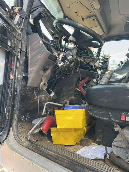 2014 Peterbilt miles & hrs unknown - doesn't run