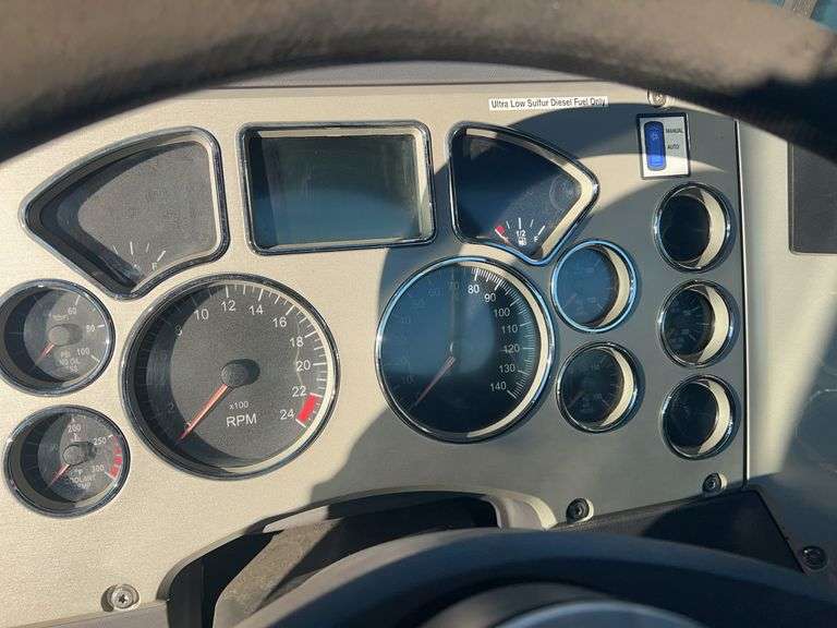 2013 Mack CXU613 showing 402,711 mi, 8,428 hrs- doesn't run