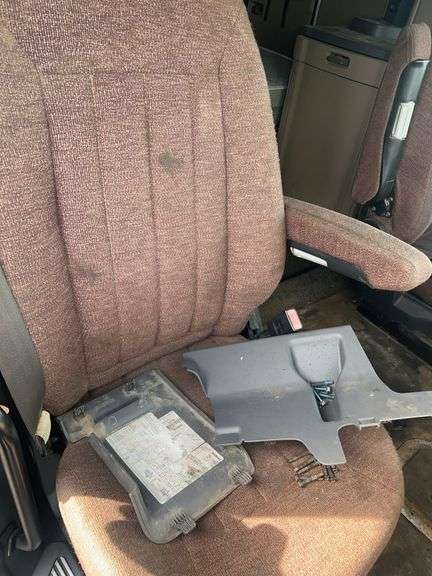 2015 Peterbilt 579 showing 465,411 mi, 24,008 hrs- runs