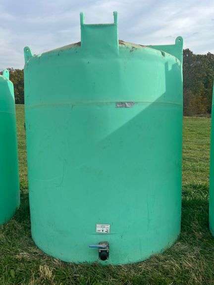 2,550 GALLON POLY TANK