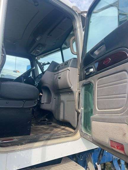 2013 Peterbilt 367 showing 63,847 mi, 9,758 hrs -