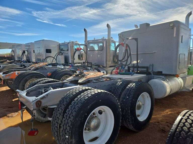 2014 Peterbilt 388 showing 425,273 mi, hrs unknown - doesn't run