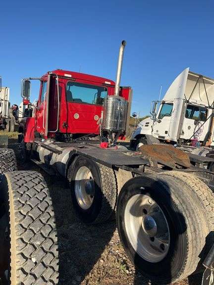 2011 Mack CHU613 showing 558,544 mi, 16,894 hrs- runs