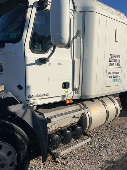 2008 Mack CXU613 showing 529,582 mi, 12,274 hrs- runs