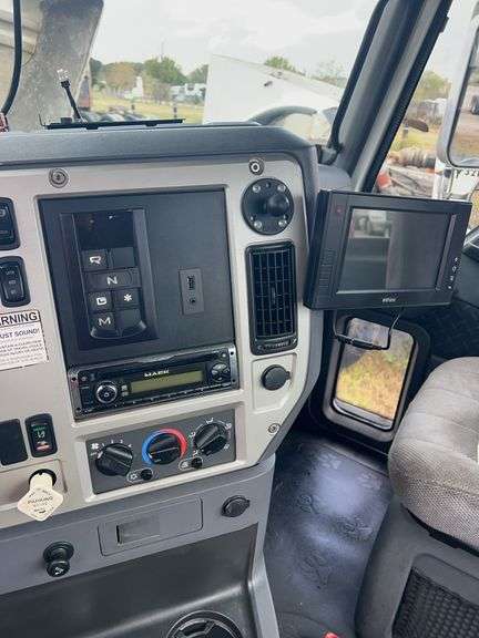 2013 Mack CXU613 showing 359,326 mi, 8,691 hrs - runs