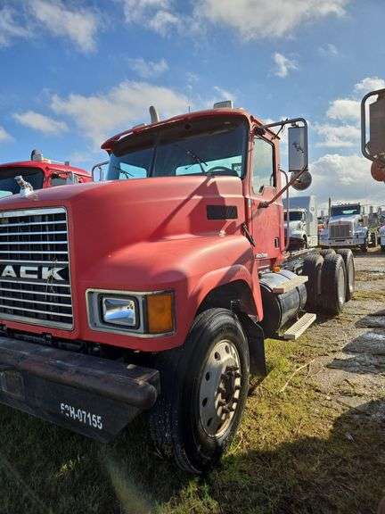 2007 Mack CHN613 showing 55,977 mi, 15,504 hrs- doesn't run