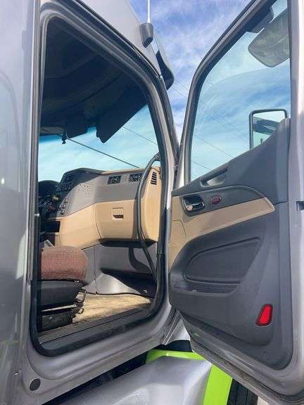 2015 Peterbilt 579 showing 465,411 mi, 24,008 hrs- runs