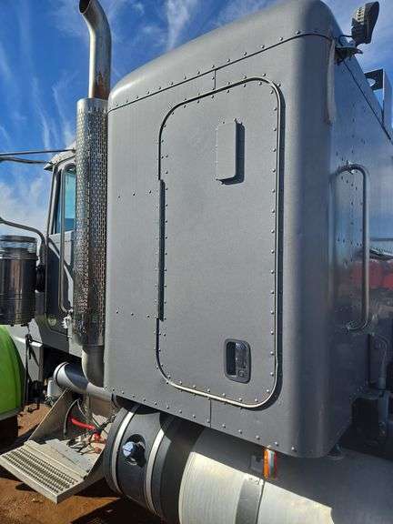 2014 Peterbilt 388 showing 425,273 mi, hrs unknown - doesn't run