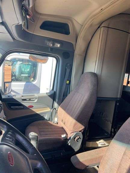 2015 Peterbilt 579 showing 453,390 mi, 22,671 hrs - runs
