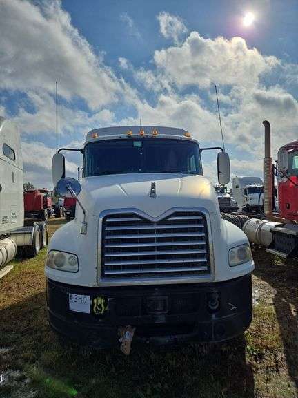 2013 Mack CXU613 showing 438,785 mi, 141,133 hrs- runs