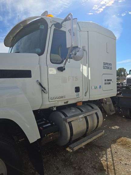 2008 Mack CHU613 miles & hrs unknown- runs